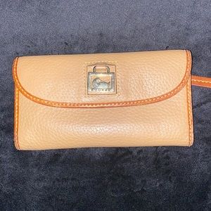 Dooney & Bourke women’s wallet; wristlet.